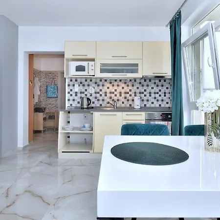 Apartment Emerald Marble Serenity